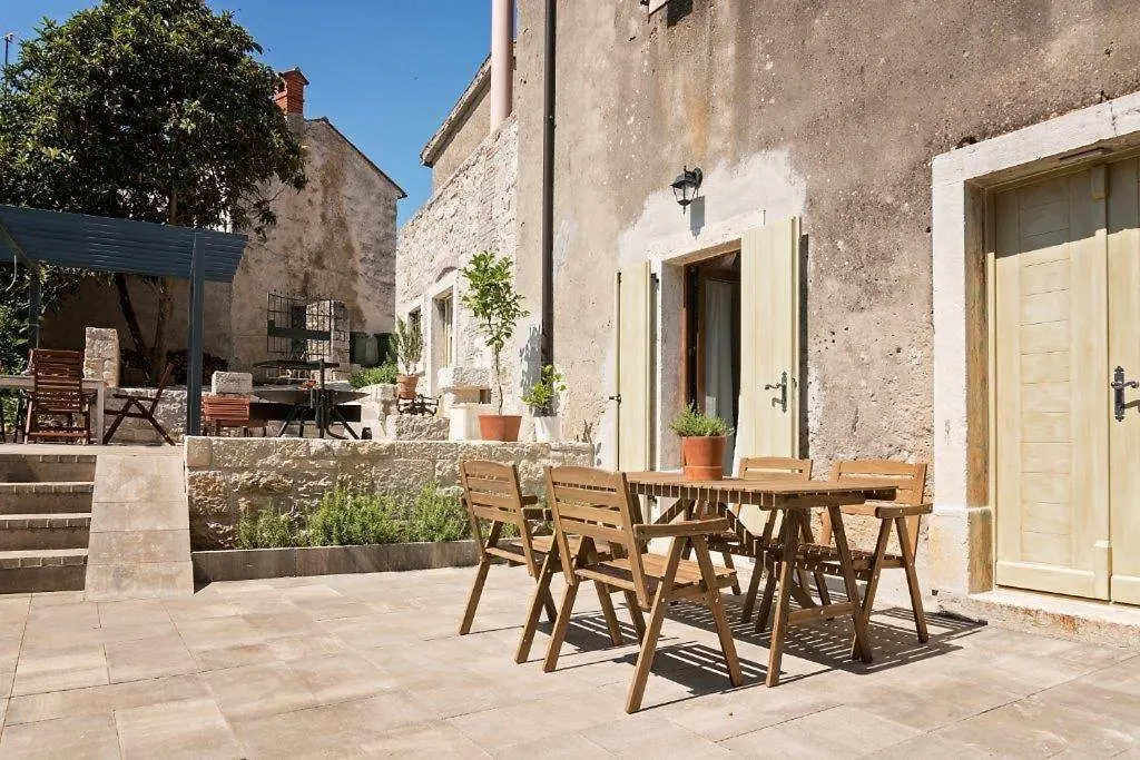 Old Town Studio And Apartment Vrsar 0*,